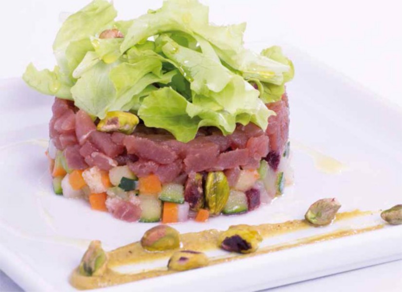 Tartare di tonno con panzanella profumata ai pistacchi