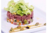 Tartare di tonno con panzanella profumata ai pistacchialt