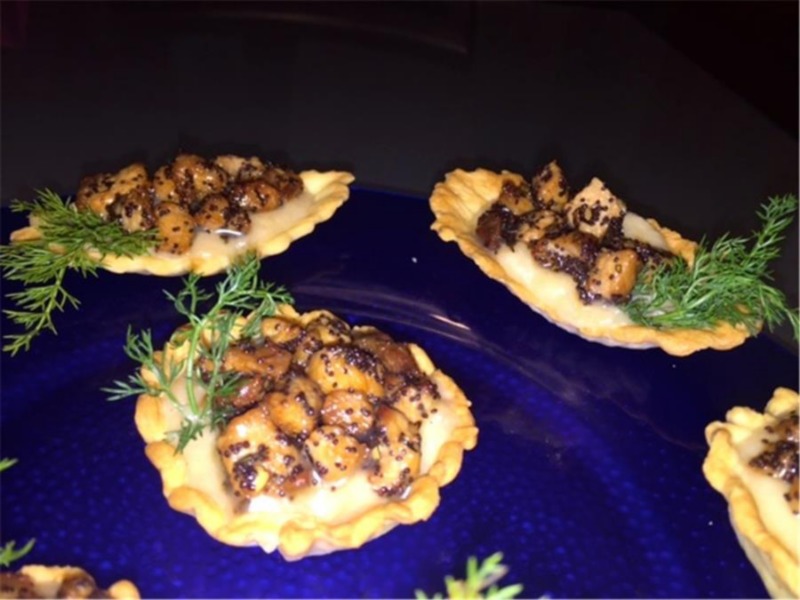 Tartellette di pasta brisee con dadolata di maiale su purea di mele Golden Delicious 