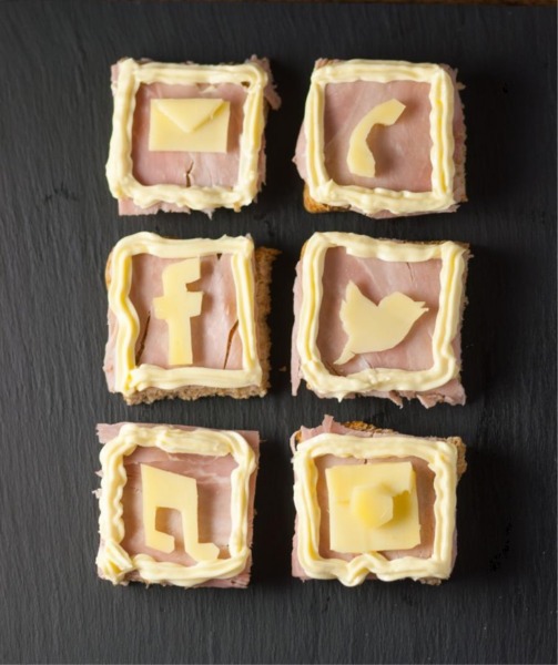 Tartine al prosciutto, groviera e mayo