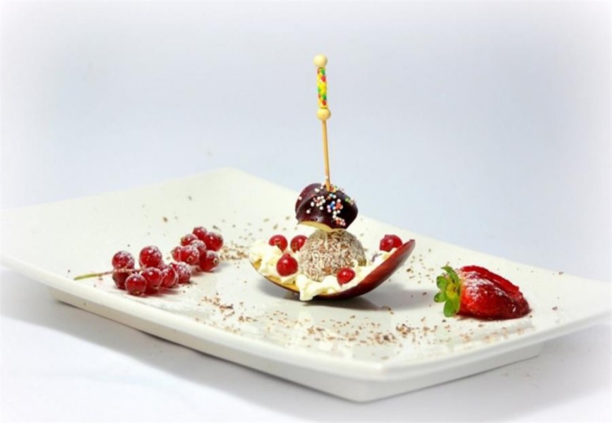 Tartufo di mela e cacao su barchetta di Red Delicious e panna 