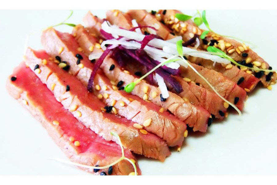 Tataki di fassone piemontese con daikon e carote viola