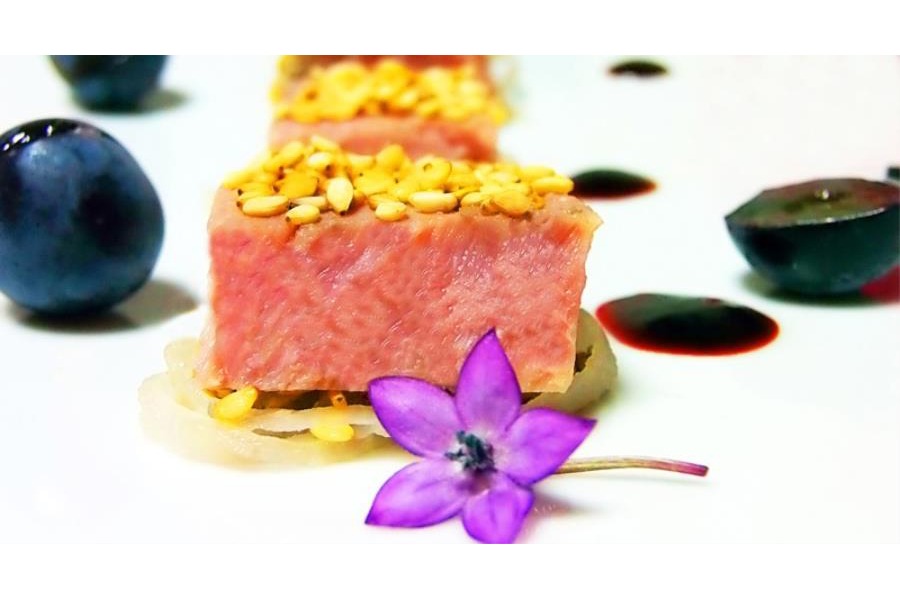 Tataki di tonno rosso con uva fragola dell'Epomeo