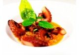 Tentacoli di polpo su gazpacho al cointreau con pane carasaualt