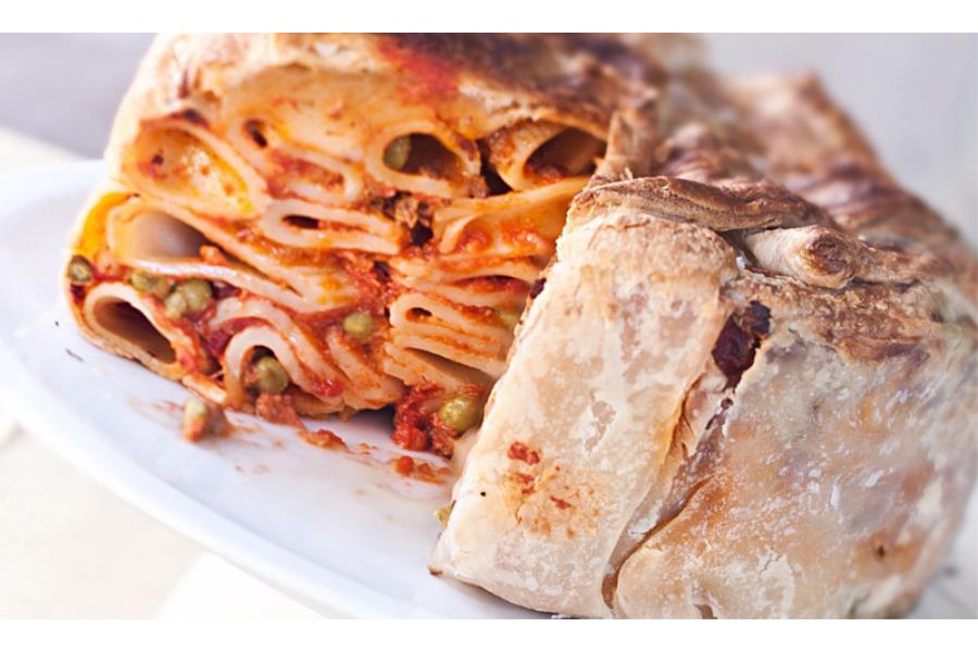 Timballo di rigatoni napoletani con ragù e besciamella