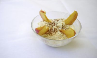 Tiramisù alle pesche e mascarpone: dolce estivo senza caffèalt