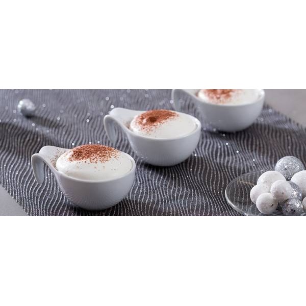 Due bicchieri con una schiuma bianca e cacao: il tiraminsu allo scquaquerone