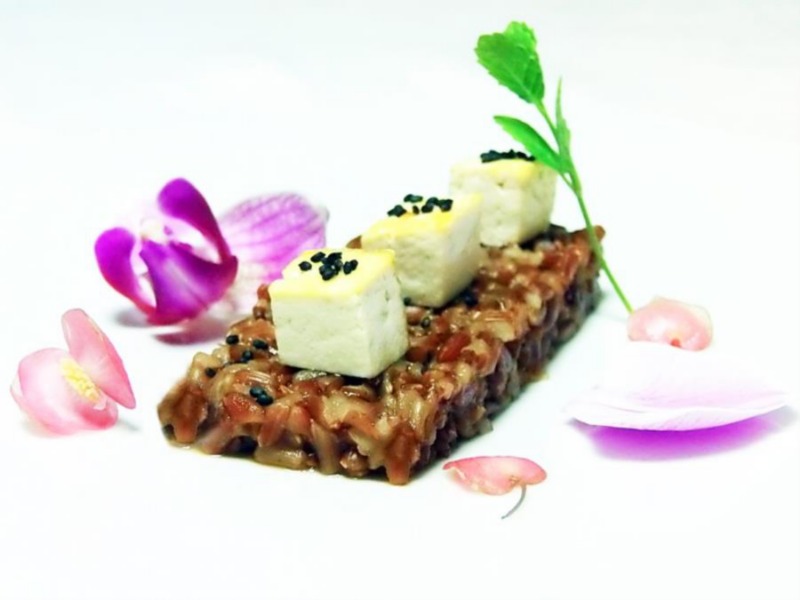 Tofu all'arancia su riso rosso