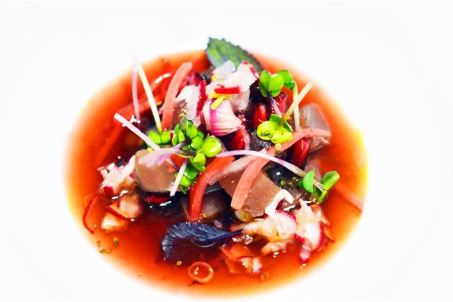 Tonno allo zenzero rosso con ravanelli e cipolla rossa di Tropea