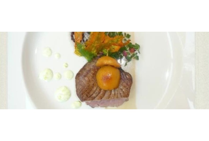 Tonno marinato al caffè con nespole e drops di yogurt e limone su sformatino di indico aromatico 