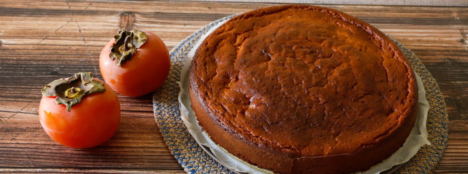 Torta cachi e amaretti: la ricetta autunnale