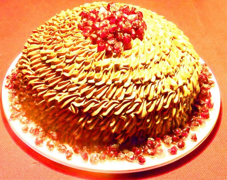 Torta di panettone al cioccolato con melograno e polvere d'oro