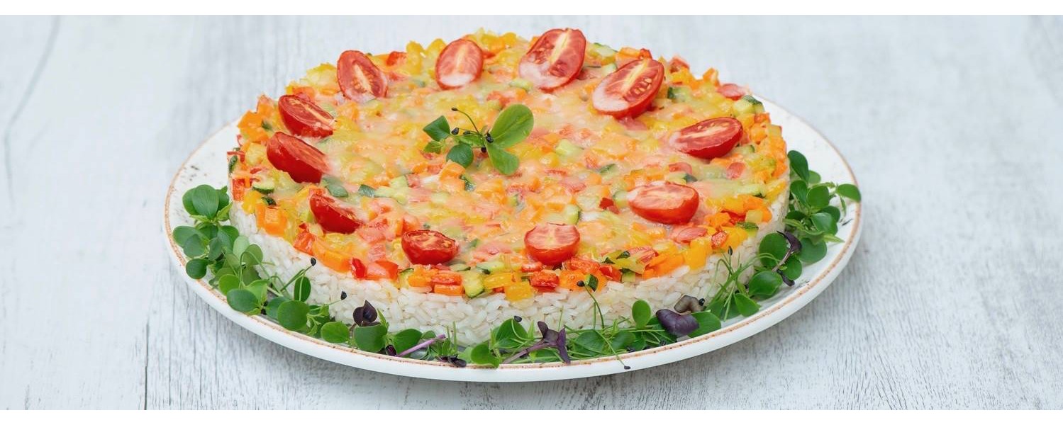 Torta di riso al forno con verdure e pomodorini gialli e rossi