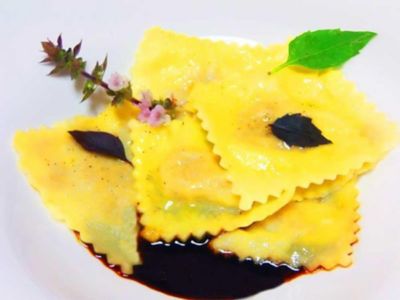 Tortelli di stinco di maiale su vin cotto di fichialt
