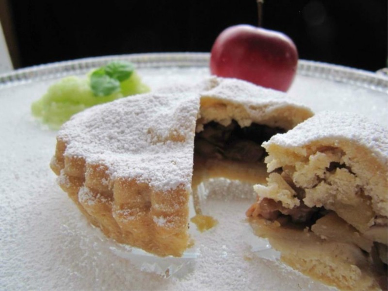 Tortine di mele con salsa al basilico 