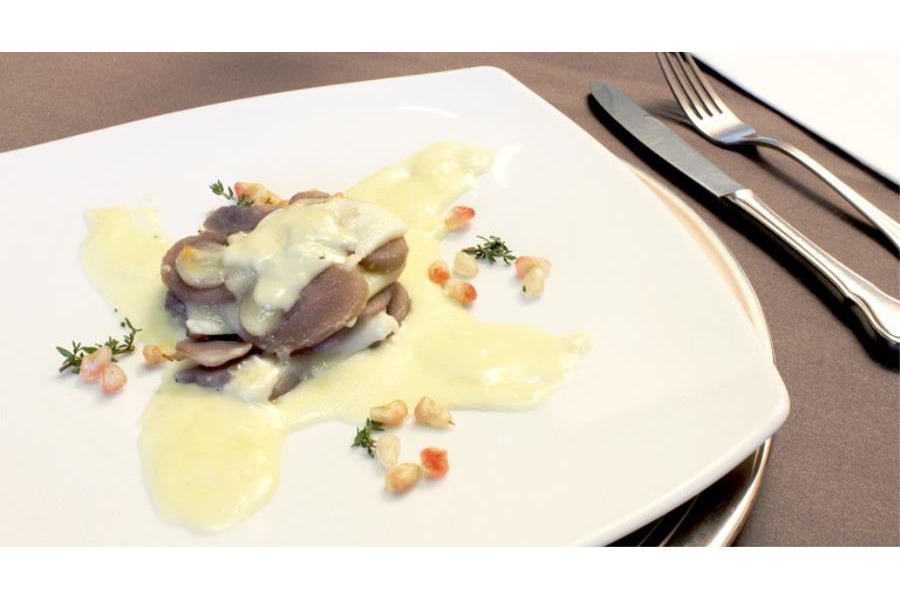 Tortino di patate viola con vellutata di caprino