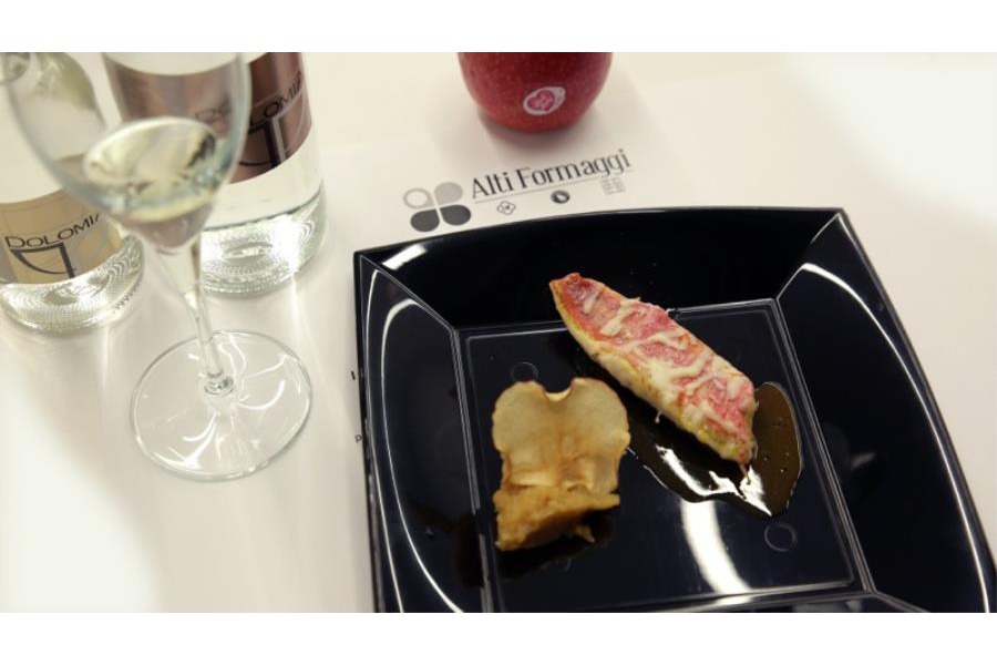 Triglie, provolone Valpadana Dop e mele Pink Lady