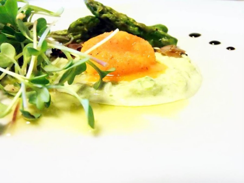 Tuorlo d'uovo fondente e croccante su finto albume