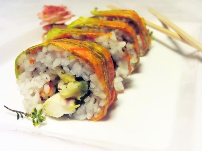 Uramaki Sushi con crudo e cotto di mare in crosta di fiore di zucca