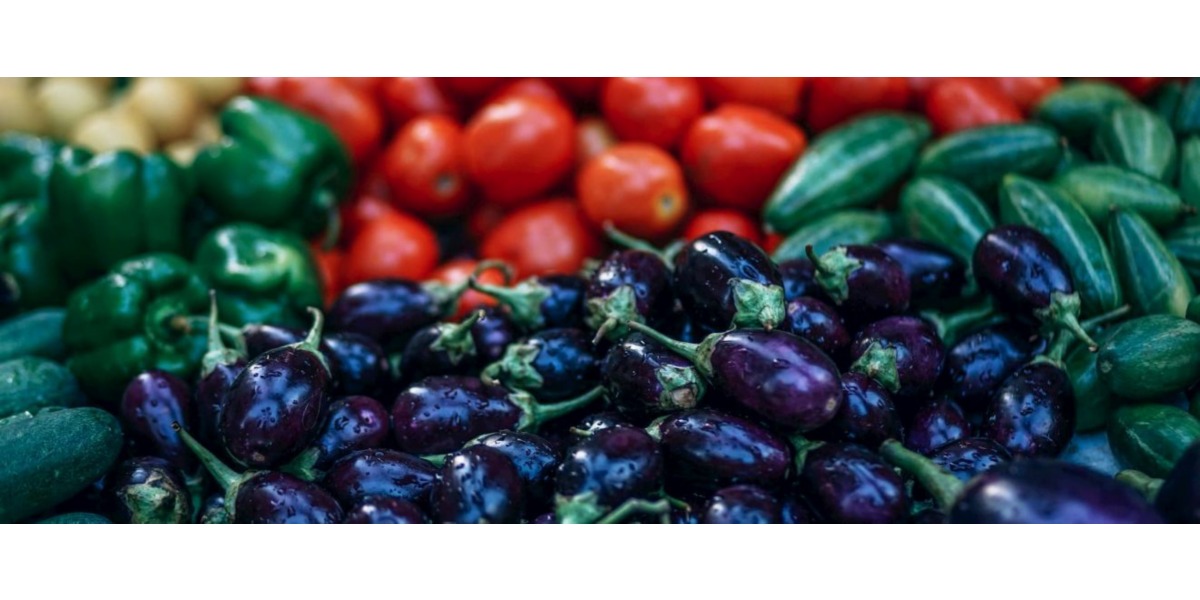 Il rosso dei pomodori, il verde delle zucchine e il viola delle melanzane creano un'immagine suggestiva piena di colori