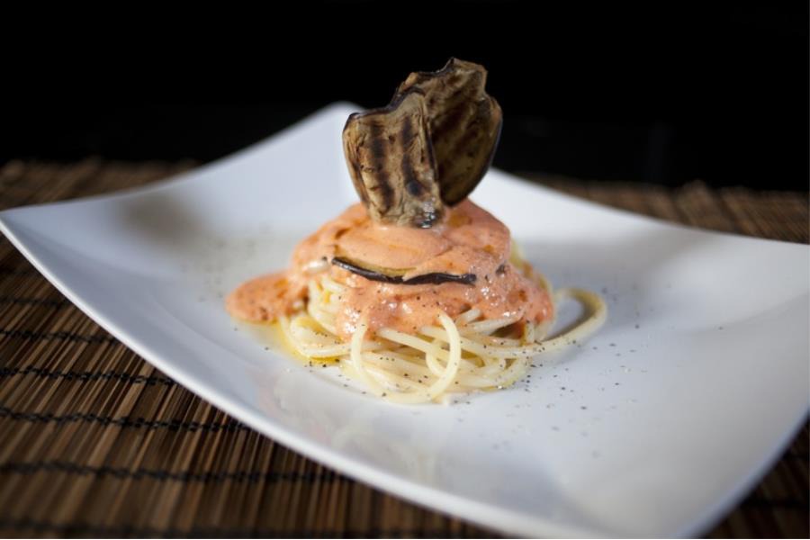 Vermicelli con pomodoro, burrata e melanzane croccanti