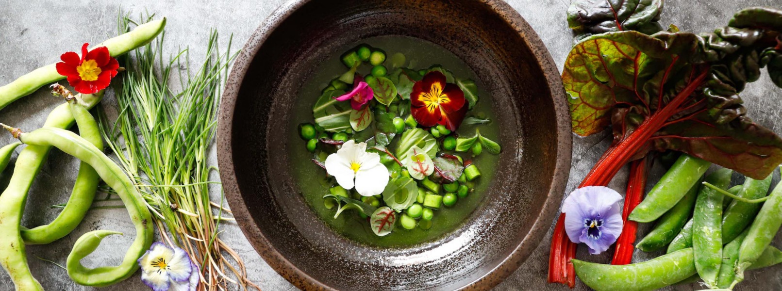 Vignarola con brodo acido di agretti