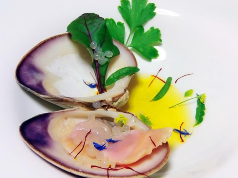 Vongole giganti su acqua di zafferano