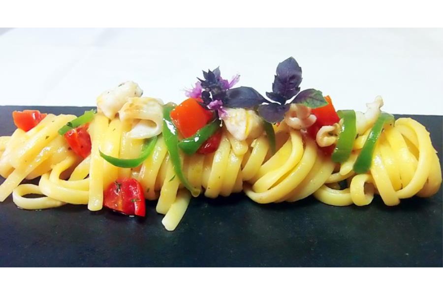 Vortice di linguine con calamaretti spillo e friggitelli