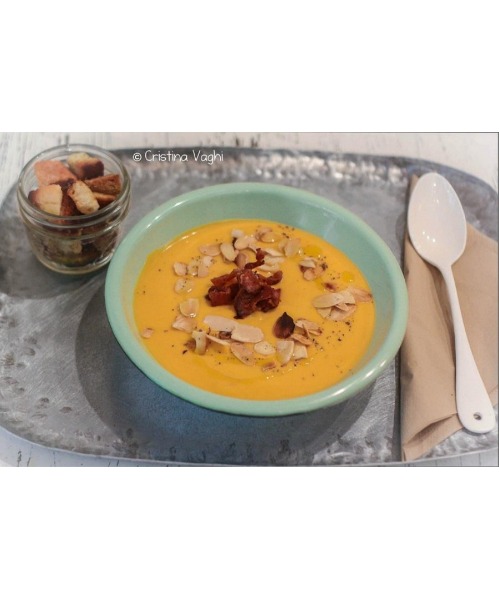 Zuppa alla zucca con bacon e mandorle