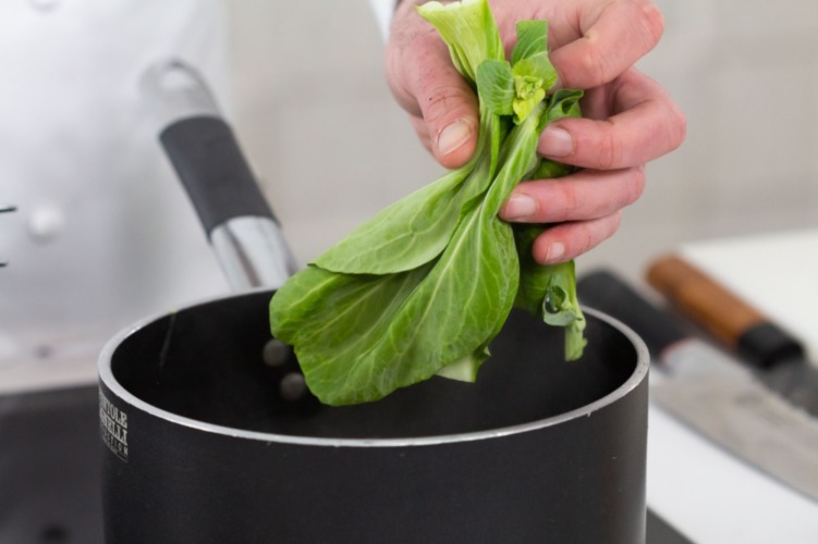 Immagini Stock - Il Foglio Misto Di Verdure E Tofu In Una Zuppa