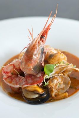 Zuppetta chiara di pesce al profumo di lentischio e limone, burgul di cous cous in crosta di carasaualt