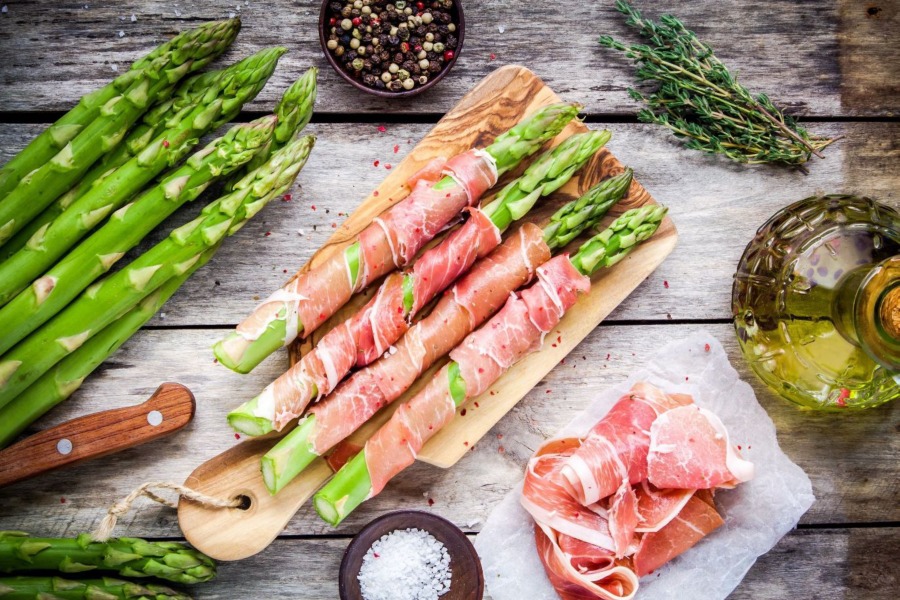 Involtini di asparagi con Prosciutto di San Daniele e crema di Montasio 