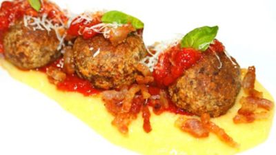 Polenta con polpette e sugo all?amatricianaalt