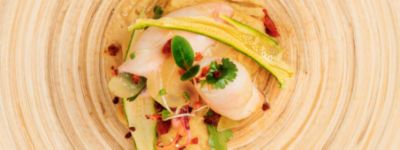 Baby Calamari su crema di ceci, salamino piccante e ceviche di uvaalt