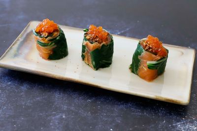 Sushi roll di salmone e avocado senza alga 