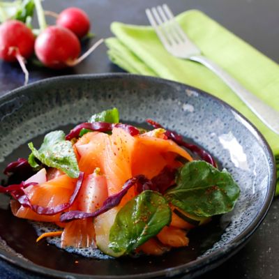 Carpaccio di salmone con verdure in agrodolce