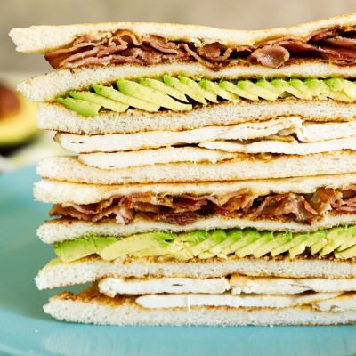 Avocado club sandwich con pollo e bacon alt