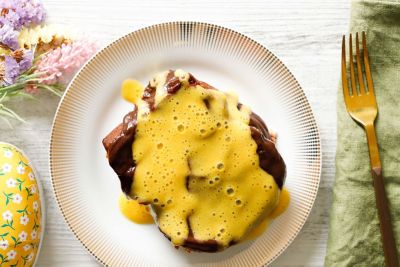 Colomba con crema di nocciole e passion fruitalt