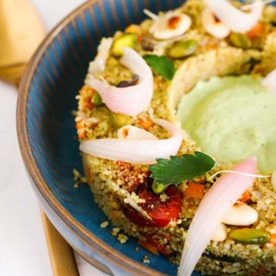 Cous cous di verdure: ricetta con crema di piselli e pesto di finocchiettoalt