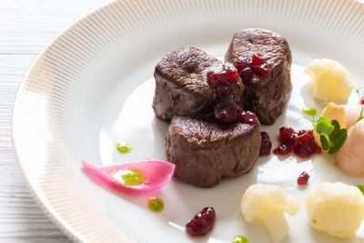 Filetto di cervo, salsa ai mirtilli e purea di topinamburalt