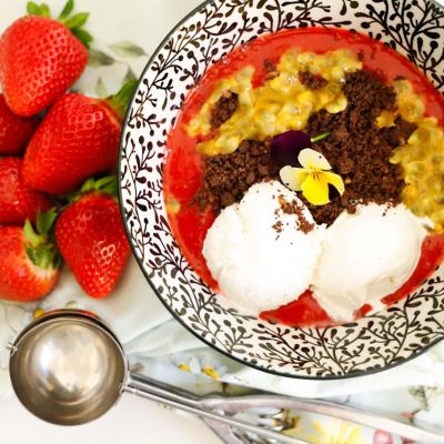 Frappé alla fragola con gelato, passion fruit e cioccolatoalt