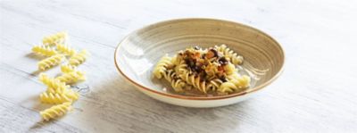 Fusilloni con cannellini, aglio nero e peperoncinoalt