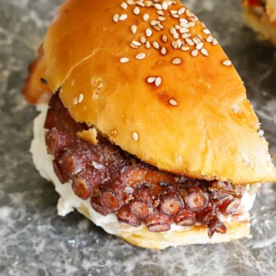 Panino con polpo, stracciatella e pomodori confit