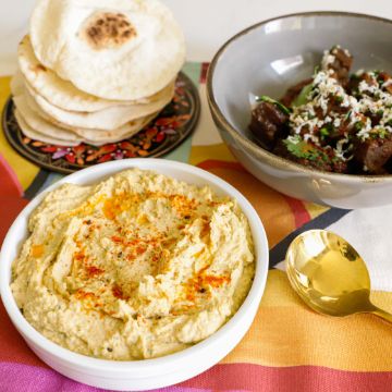Hummus di ceci con stracotto di agnello speziato  alt