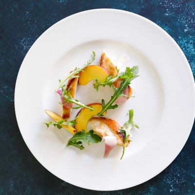 Insalata di pollo con pesche e cipolla caramellataalt