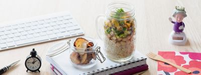 Insalata di quinoa, zucchine, peperoni e chips di topinamburalt