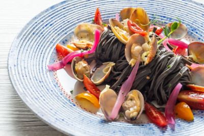 Linguine al nero di seppia con vongole e porroalt