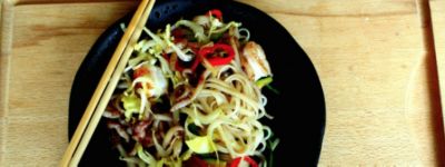 Noodles di riso con gamberi, calamari e verdure alt
