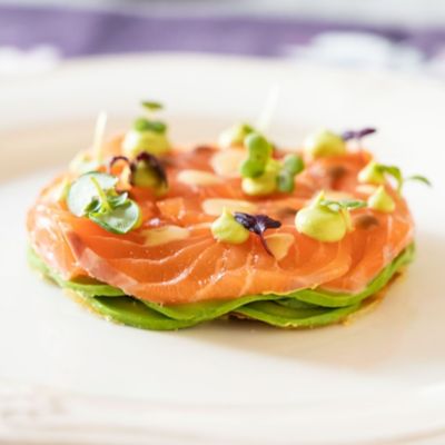 Millefoglie di salmone con pane carasau e avocadoalt