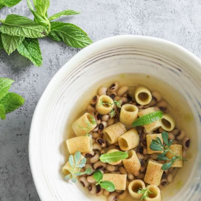 Pasta con fagioli all'occhio in brodo di menta e kombualt